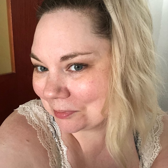 Meet your Posher, Macey - Picture 1 of 2